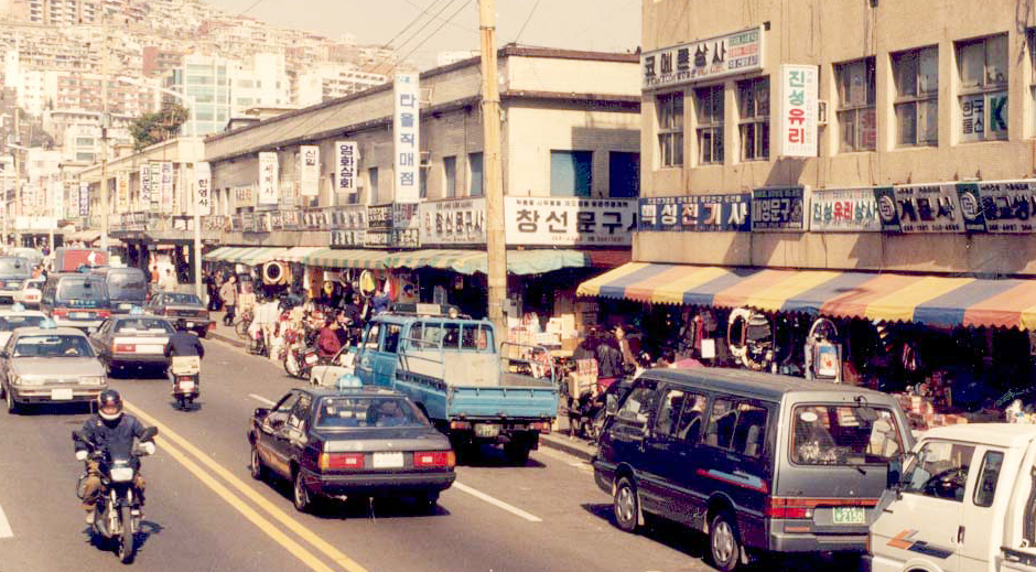 The appearance of old international market